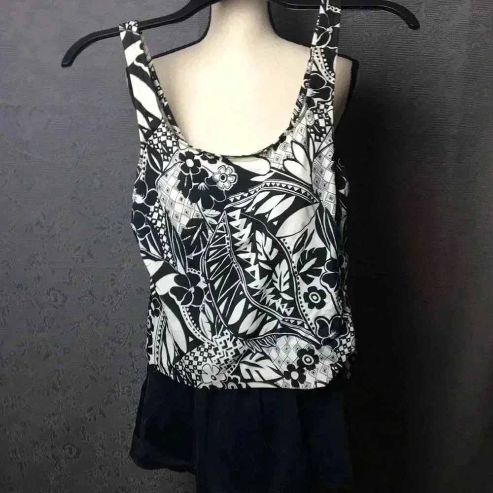 EUC AZUL WOMENS ONE PIECE SWIMSUIT SZ‎ 10. BLACK AND WHITE DESIGN